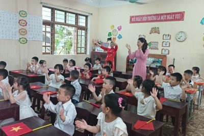 Trường Tiểu học xã Nhân Nghĩa chào đón các bé Trường Mầm non lớp 5-6 tuổi sang thăm quan Trường